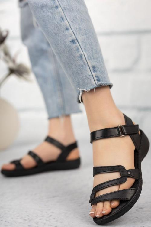 Rockstud Sandals Maroon