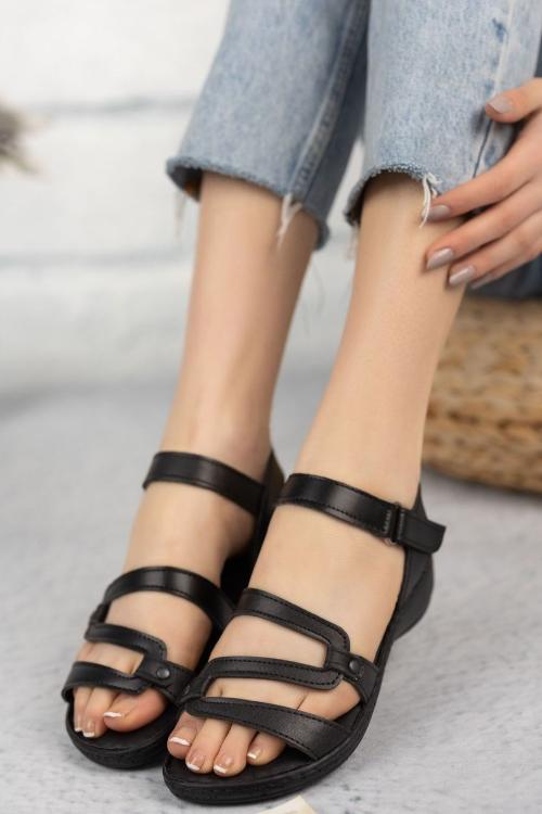 Rockstud Sandals Maroon