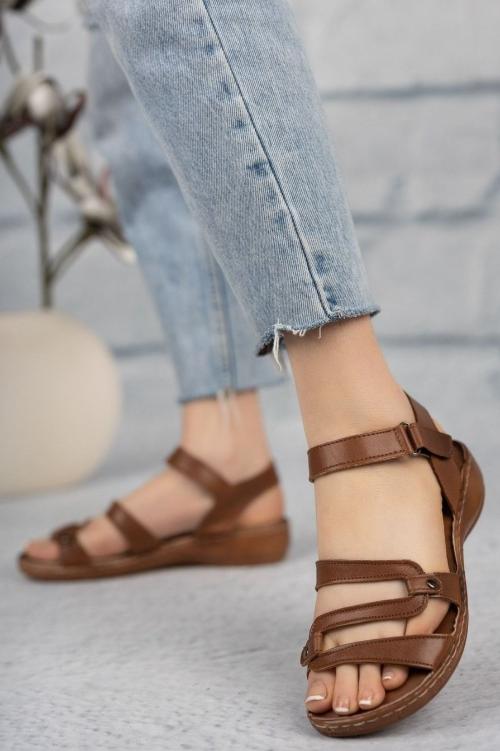 Rockstud Sandals Maroon